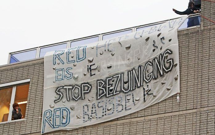 UTRECHT – De Universiteit Utrecht (UU) vindt dat de studentenacties te lang duren. Het bestuursgebouw van de universiteit is dinsdag voor de tweede dag bezet door een groepje studenten. Foto ANP