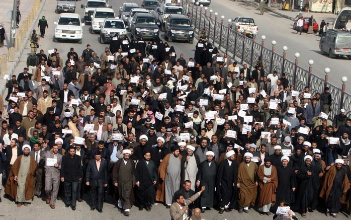 BAGDAD (ANP/RTR) – Bijna vijfhonderd verkiezingskandidaten die waren uitgesloten van deelname aan de komende parlementsverkiezingen in Irak, mogen toch meedoen. Een Iraakse raad van beroep heeft dat woensdag bepaald. Foto EPA