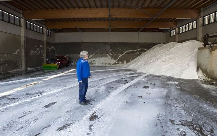 RIJSWIJK - Nederland is door het aanhoudende winterweer nu echt met het laatste restje strooizout bezig. Foto ANP