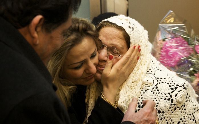 Na tien jaar sluit een dochter van de familie Al-Soheily haar moeder weer in de armen. De oude vrouw kwam gisteren aan op Schiphol, met ruim twintig andere Irakezen. De overheid selecteerde hen in een vluchtelingenkamp in Syrië. Jaarlijks krijgen ongeveer