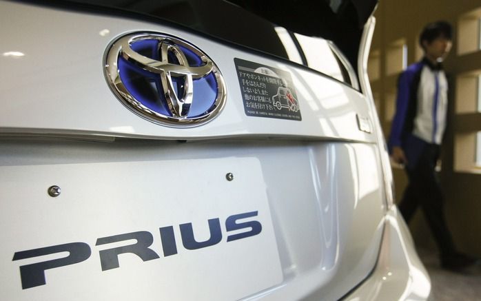 TOKIO – Toyota heeft besloten in Japan en de Verenigde Staten 276.000 auto’s van het type Prius terug te roepen. Dat meldt het Japanse dagblad Nikkei. Volgens de krant gaat het om 176.00 auto’s in Japan en 100.000 in de Verenigde Staten. Foto EPA