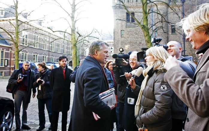 DEN HAAG - Vice-premier Bos staat de pers te woord over een reactie van het kabinet op het Irakrapport van de commissie-Davids. Foto ANP