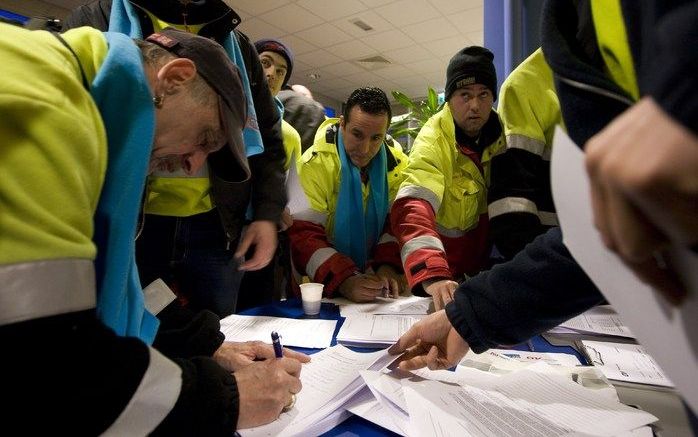 UTRECHT - Vuilnismannen schrijven zich in als staker. Medewerkers van de Dienst Stadswerken in Utrecht legden dinsdag hun werk neer vanwege een cao-conflict halen met de werkgevers. Foto ANP