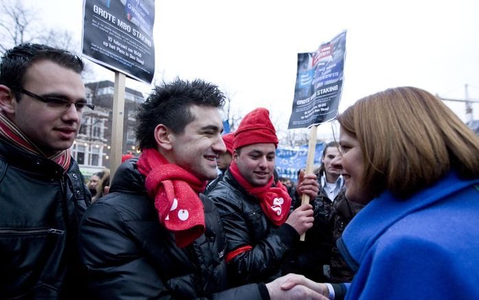 Staatssecretaris Van Bijsterveldt (r.) praat woensdag op het Plein in Den Haag met MBO-leerlingen. De leerlingen demonstreerden voor beter onderwijs. Zij vinden dat ze te weinig les krijgen en dat er te weinig gekwalificeerde docenten zijn.