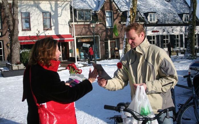 HOUTEN – De relatieweek, van 7 tot 14 februari, van de stichting Marriage Week Nederland, kreeg in Houten bekendheid door gratis uitgedeelde rode gerbera’s. - Foto Stichting Marriage Week