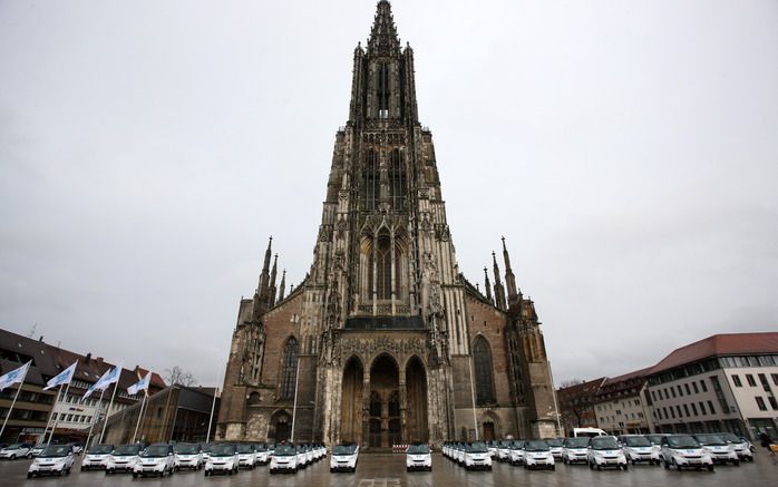 Honderd car2go-auto's voor de hoogste kerktoren ter wereld in het Duitse Ulm ter gelegenheid van de start van het project. Foto's Car2go