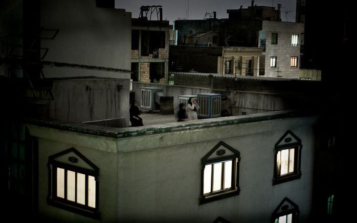 Winnende foto World Press Photo 2009: roepende vrouwen die vanaf een dak in de Iraanse hoofdstad Teheran protesteren tegen de uitslag van de presidentsverkiezingen. Foto's ANP