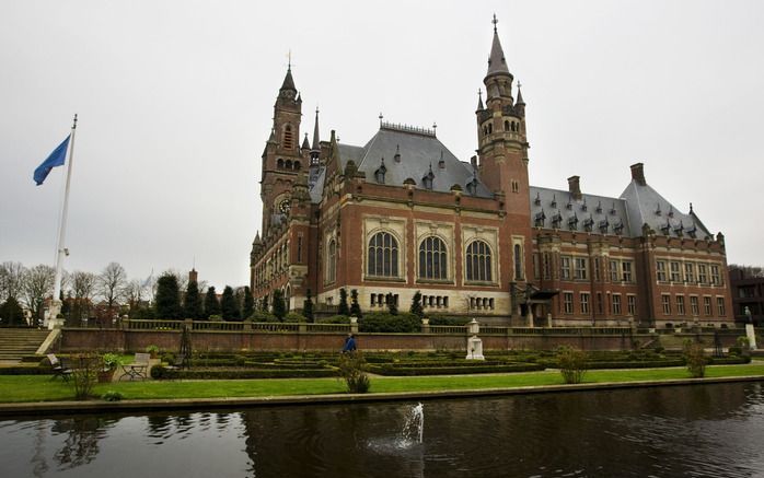 DEN HAAG - De uitspraak van het Internationaal Gerechtshof in Den Haag over de afscheidingsbarrière tussen Israël en de Westoever in 2004 was politiek gekleurd, stelt dr. M. de Blois, universitair docent rechtstheorie aan de Universiteit Utrecht. Foto ANP