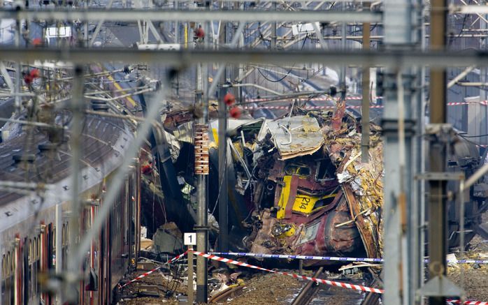 HALLE - De wrakstukken van de voorste treinstellen van de twee treinen die maandag in de buurt van station Buizingen op elkaar zijn gebotst. Foto ANP