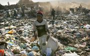 „Als Zuid Afrika, Lesotho en Haïti morgen geen schulden meer hebben, blijft het de vraag in hoeverre de burgers hiervan profiteren.” Foto: een vuilnisbelt in Zuid Afrika. Foto EPA