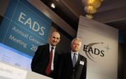 AMSTERDAM - In Amsterdam komen maandag de aandeelhouders samen van EADS, de op een na grootste wapenfabrikant in Europa. De twee belangrijkste mensen van EADS, Louis Gallois (L) en Rudiger Grube (R) poseren voor aanvang van de vergadering voor de pers. Fo