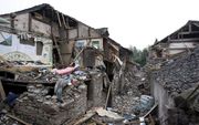 DUJIANGYAN - Verwoeste huizen in Dujiangyan, een plaats in de Chinese provincie Sichuan. Vijf miljoen mensen zijn na de aardbeving van 12 mei dakloos. Foto EPA