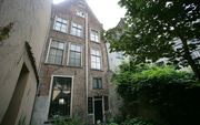 Het oudste stenen huis van Nederland staat in Deventer. De kern is een burcht, gebouwd in 1130. De oude muren zijn 1.60 meter dik. Mobiel bellen in de werkkamer van vader Jeroen Buve is daardoor bijna onmogelijk. De achtergevel is van later datum. Dat kom