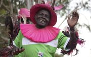 NAIROBI - Een feestvierende dame in Kenia. n Kenia is Barack Obama „één van ons”. De inauguratie van Obama is dan ook uitbundig gevierd in het Afrikaanse land. Foto EPA