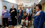 SAAD – Met de hand op het hart zong een groep Joden in de kibboets Saad dinsdag het Amerikaanse volkslied mee na de inauguratie van president Obama. Foto Sjaak Verboom