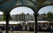 ZIERIKZEE - De wekelijkse markt op het Havenplein gezien vanuit de beurs annex Gasthuiskerk. Foto ANp