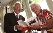 Theo de Kool (97) en Hannie Boekamp-Sierink (82) tijdens de presentatie van het boek 'Frits S.S. van Stolwijkersluis'. Foto familie De Kool