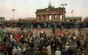BERLIJN – Tienduizenden jonge Oost-Berlijners bevinden zich op 10 november 1989 op de Berlijnse Muur in de buurt van de Brandenburger Tor. Op die dag kregen de inwoners van Oost-Berlijn officieel toestemming om naar het Westen te reizen zonder grenspapier