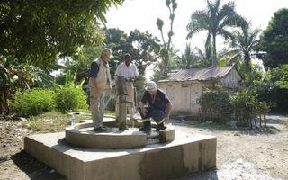 LÉOGANE – Noodhulpcoördinator Jos Joosse (l.) onderzoekt samen met een Duitse waterdeskundige de waterkwaliteit in een dorpje in de buurt van het Haïtiaanse provinciestadje Léogane. Foto Sjaak Verboom
