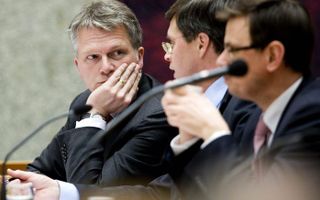 DEN HAAG - Premier Balkenende (M) en vice-premiers Bos (L) en Rouvoet (R) donderdagmiddag tijdens het spoeddebat over de politieke situatie rondom de besluitvorming Uruzgan. Foto ANP