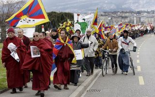 GENEVE – Terwijl de VN Mensenrechtenraad dinsdag in Genève vergaderde, betoogden boeddhistische monniken uit Tibet en pro Tibetaanse activisten tegen het Chinese optreden van de afgelopen weken in Tibet. Foto EPA
