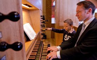 DORDRECHT – Organist en kerkenraadslid Dick van Luttikhuizen met zijn zoon Coert bij de speeltafel van het orgel van de gereformeerde gemeente in Dordrecht. „Ik heb zondags altijd heel bewust een van de kinderen meegenomen naar het orgel. Laat ze maar naa