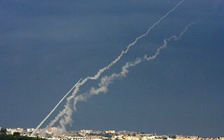 Vanuit de Gazastrook schoten Hamasmilitanten vrijdag Qassamraketten af op steden en dorpen in Israël. Foto EPA