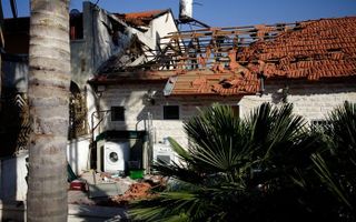 Een verwoest huis in het Israëlische Sderot. Acht jaar lang lag het stadje aan de grens met de Gazastrook onder vuur. De voortdurende angst om geraakt te worden heeft een zware tol van de bevolking geeist. Foto’s Sjaak Verboom