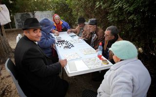 SDEROT – Russische Joden zitten om een lange tafel in de tuin van hun flatgebouw in de Israëlische grensplaats Sderot bingo te spelen. Het gebouw staat in een van de vele Russenwijken die er zijn in de Zuid-Israëlische steden. De sfeer is inmiddels verand