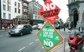 DUBLIN – Overal in de Ierse hoofdstad Dublin hangen posters waarmee voor- en tegenstanders van het Verdrag van Lissabon kiezers aan hun zijde proberen te krijgen. De bevolking van Ierland mag zich vrijdag in een referendum uitspreken over het Verdrag van 