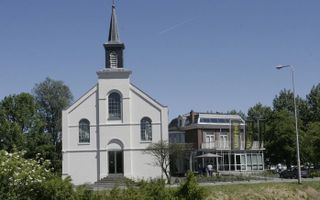 De rooms-katholieke kerk aan de Schipholweg te Lijnden. Foto's Wortell