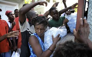PORT-AU-PRINCE - Op steeds meer plaatsen in de zwaar getroffen Haïtiaanse hoofdstad Port-au-Prince wordt vers water uitgedeeld, zoals hier bij het King’s Hospital. Foto Sjaak Verboom
