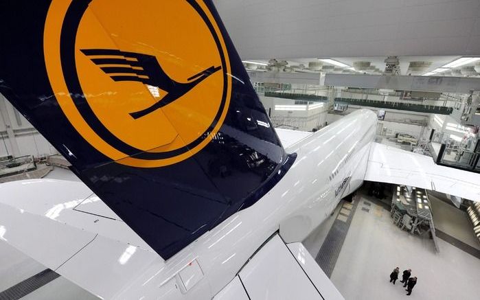 FRANKFURT – De voorgenomen staking van piloten van Lufthansa kost de Duitse luchtvaartmaatschappij 100 miljoen euro. „Dat is 25 miljoen euro per dag”, aldus plaatsvervangend topman Christoph Franz donderdag. Foto EPA