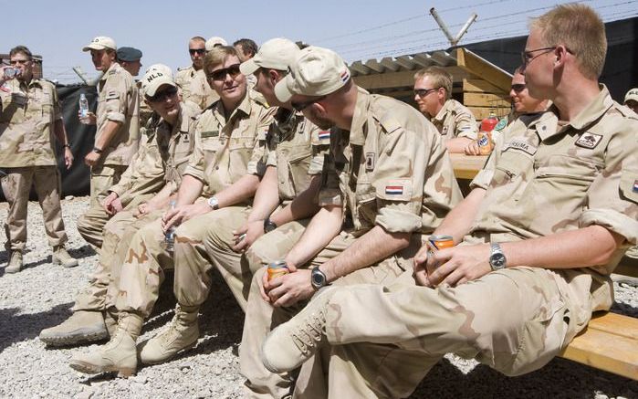 Prins Willem-Alexander spreekt donderdag met Nederlandse militairen tijdens een bezoek aan de militaire basis in Tarin Kowt. Foto ANP/MINISTERIE VAN DEFENSIE