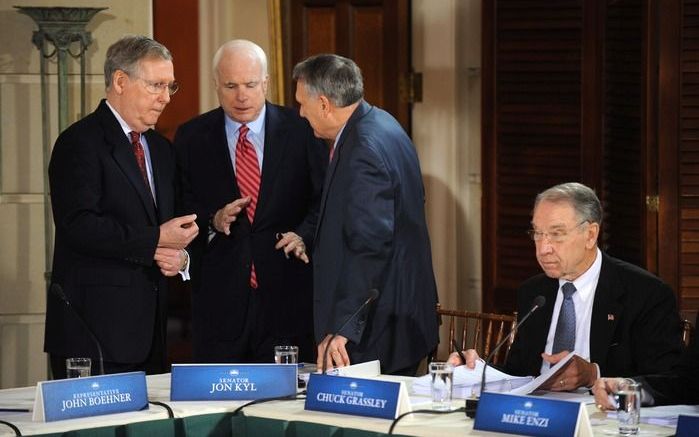 De Amerikaanse Republikeinse senator John McCain (2e van links) in gesprek met partijgenoten in Washington, 25 februari 2010. Foto EPA