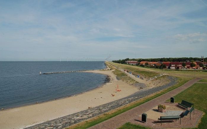 Foto van de Stuurgroep Noordoostpolder waarop het windmolenpark is gevisualiseerd. Volgens de commissie geven de visualisaties een goed beeld van het aanzicht en de zichtbaarheid van het windpark.