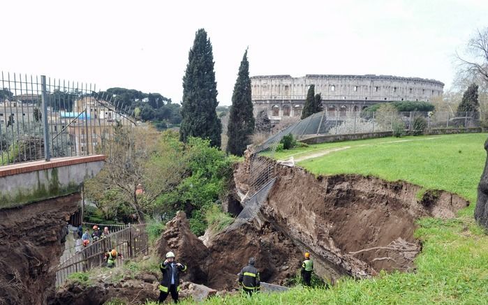 Ingestort gewelf in Rome. Foto EPA.