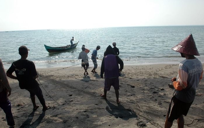 JAKARTA – Vissers halen hun netten binnen nadat er een waarschuwing voor een Tsunami is afgegeven. Het Indonesische eiland Sumatra is woensdagochtend rond kwart over vijf opgeschrikt door een zware aardbeving met een kracht van 7,8 op de schaal van Richte