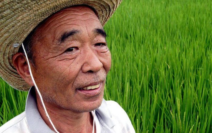 Tweederde van de Japanse boeren is ouder dan 65 jaar. Wetenschappers hebben een robotpak ontwikkeld dat de boer een handje helpt. Foto EPA