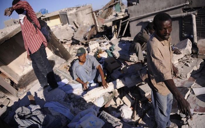 PORT–AU–PRINCE – De aardbeving in Haïti heeft tussen de 250.000 en 300.000 mensenlevens geëist. Foto EPA