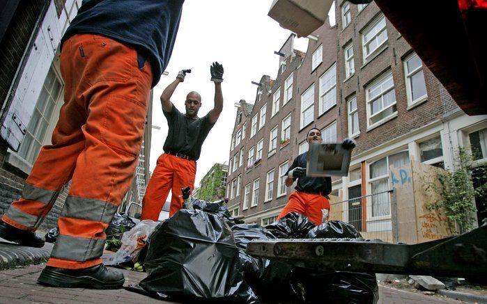 AMSTERDAM – Werknemers van de reinigingsdienst in Amsterdam willen op Koninginnedag 24 uur staken. Vervolgens willen ze vanaf 6 mei nog eens een week lang het werk neerleggen. Foto ANP