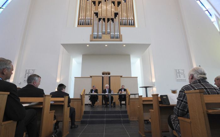 GOUDA – Rabbijn L. B. van de Kamp sprak vrijdag in Gouda op de jaarlijkse themadag van het deputaatschap Israël van de Gereformeerde Gemeenten. „We zijn van hetzelfde huisgezin.” Foto Bram Gebuys