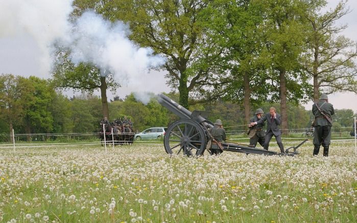 WOUDENBERG – Tweede Kamerlid Van der Staaij probeert zijn oren dicht te houden terwijl hij een kanon afschiet. De Groninger Vereniging voor Artillerie Traditie was vrijdag afgereisd naar Hoeve De Beek tussen Woudenberg en Scherpenzeel om te demonstreren m