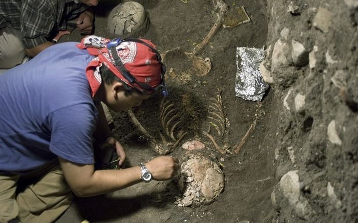 De archeoloog bij de opgravingen in Chiapas. Foto EPA.