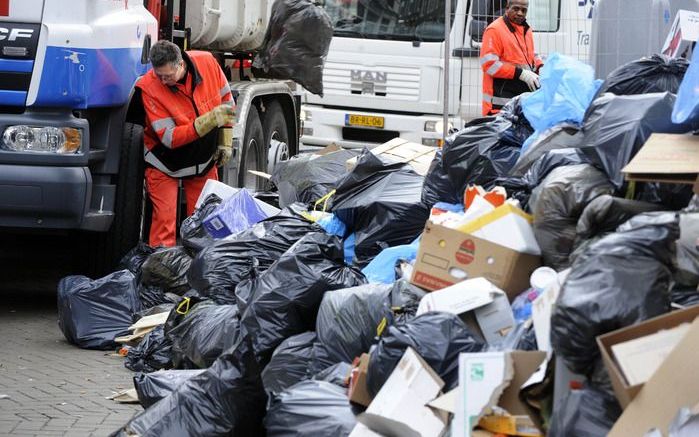 Vuilnismannen zijn in Amsterdam weer aan het werk. Foto ANP