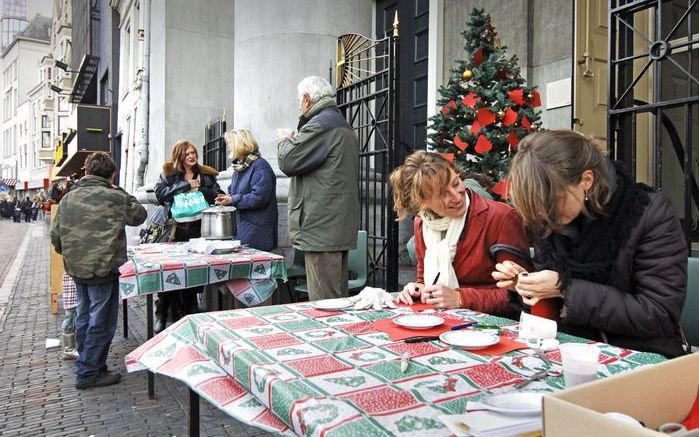 UTRECHT – Bij de Augustinuskerk in Utrecht wordt de openstelling van kerken tijdens adventszaterdagen serieus genomen. Passanten kunnen bij een tafel bij de ingang warme chocolademelk krijgen. Foto Erik Kottier