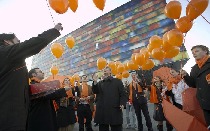 HILVERSUM – De SGP jongeren zetten zaterdag in Hilversum partijleider Van der Vlies in het zonnetje met ballonnen en een oorkonde. Van der Vlies werd in de publiekspeiling gekozen tot Politicus van het Jaar. Foto: Jaco Klamer