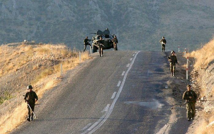 Turkse soldaten op patrouille langs de grens met Irak. Foto EPA