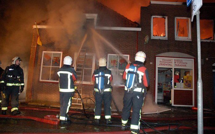 Brandweer blust de felle brand.