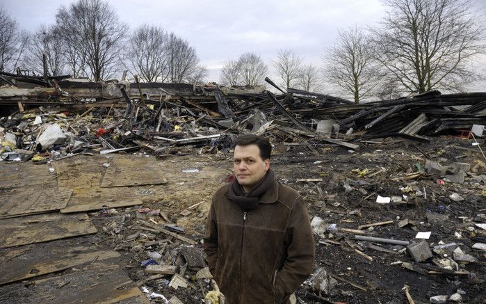 ELBURG – De verkoolde restanten van de Van der Capellenscholengemeenschap in Elburg. Directeur H. Giesen was niet de enige die zijn schoolgebouw tijdens de jaarwisseling in vlammen op zag gaan. Foto Bram van de Biezen